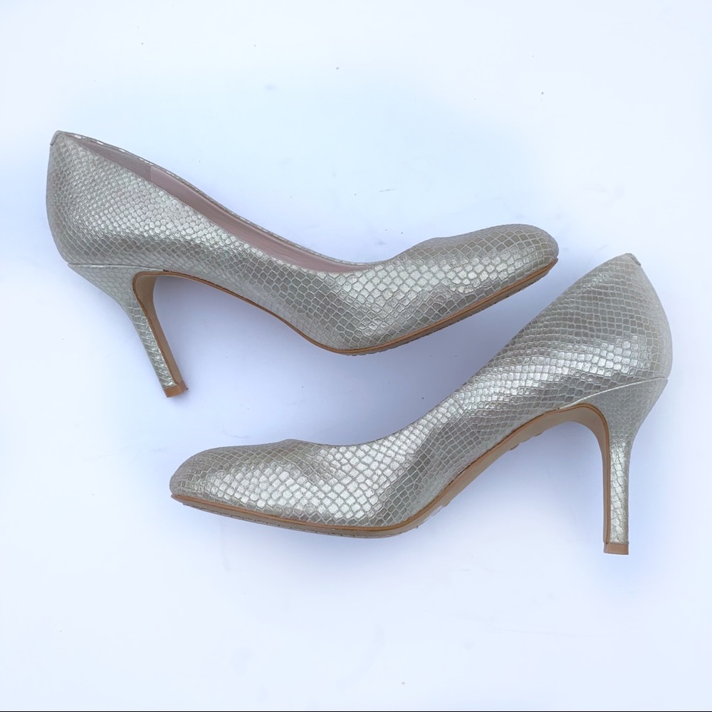 VINCE CAMUTO shiny gold snack print pumps size 7